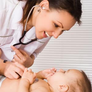 Eine Ärztin, die ein Baby untersucht