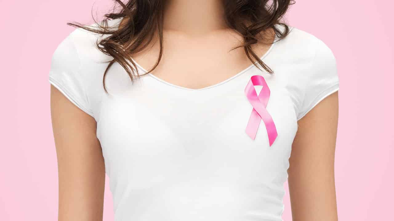 Eine Frau mit einer rosa Schleife als Symbol für Brustkrebs
