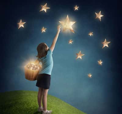 Ein Kind, das in der Nacht die Sterne vom Himmel holt und sammelt