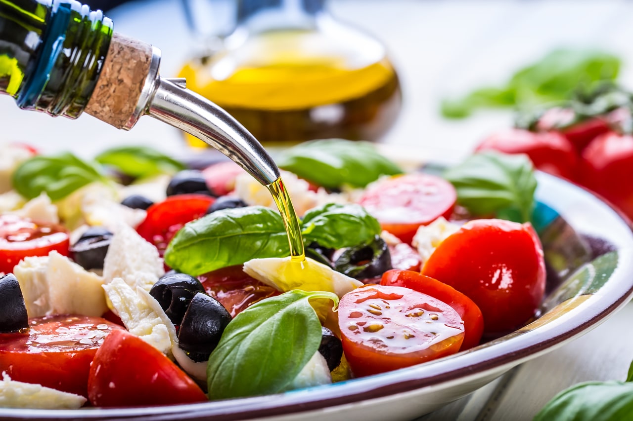 Eine Schüssel mit Tomaten und Mozerella als Beispiel für die mediterrane Diät